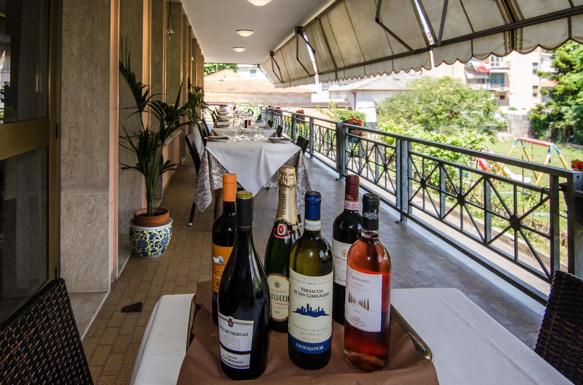 加布里尼酒店 马里纳迪马萨 外观 照片